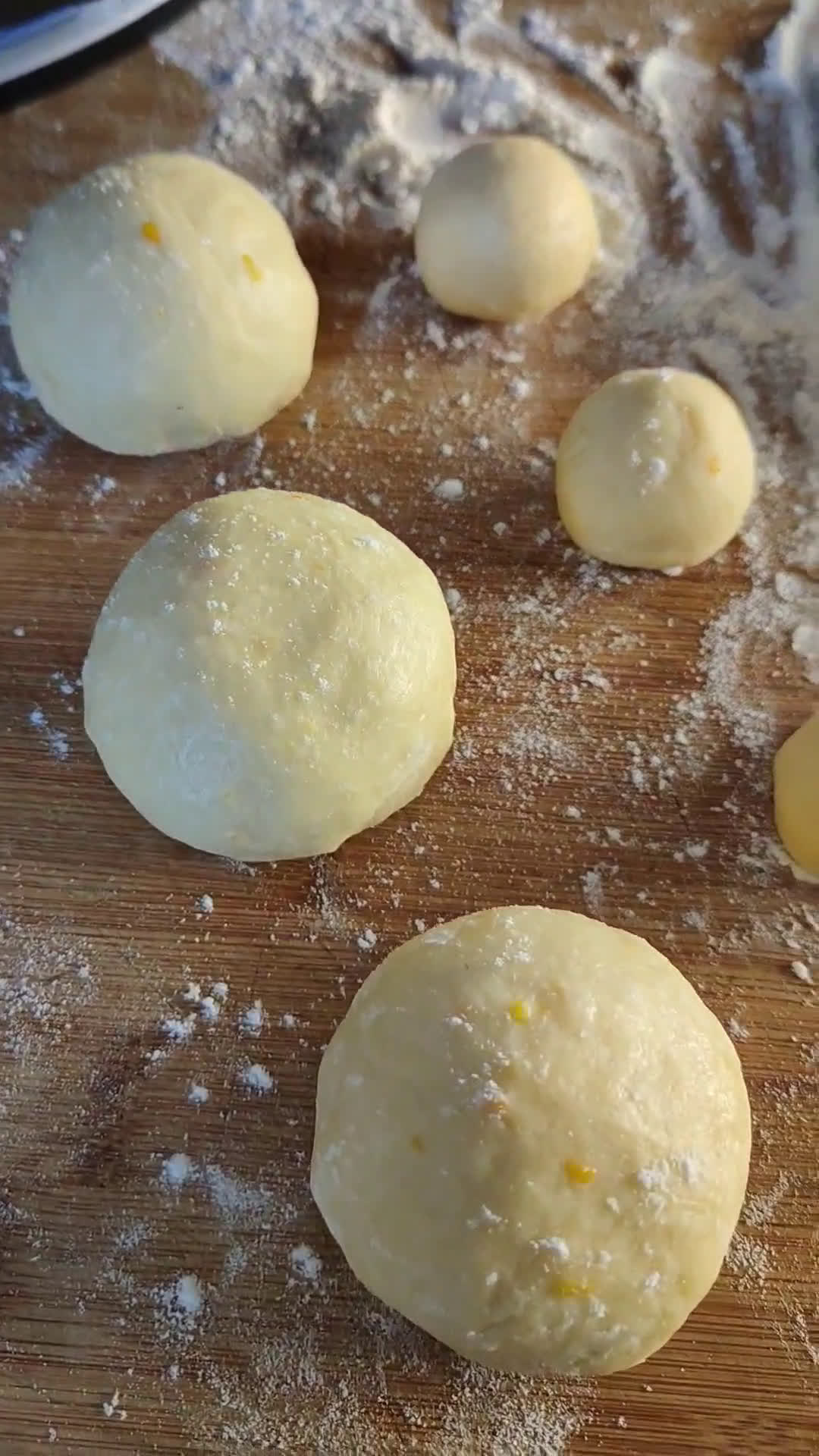 Foto del passaggio 5 della ricetta Brioche col tuppo