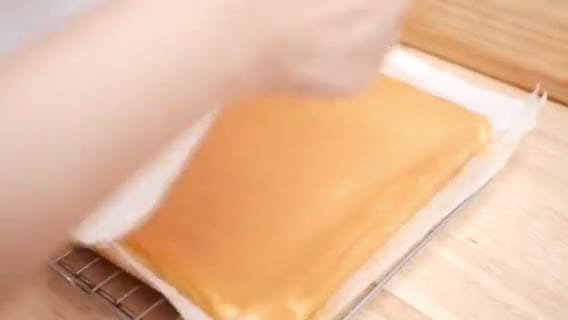 Foto langkah ke 7 dari resep Japanese Fruit Roll Cake / Bolu Gulung Isi Buah.