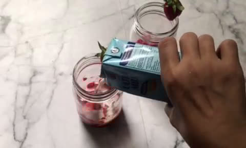 Foto langkah ke 5 dari resep Korean Strawberry Milk.