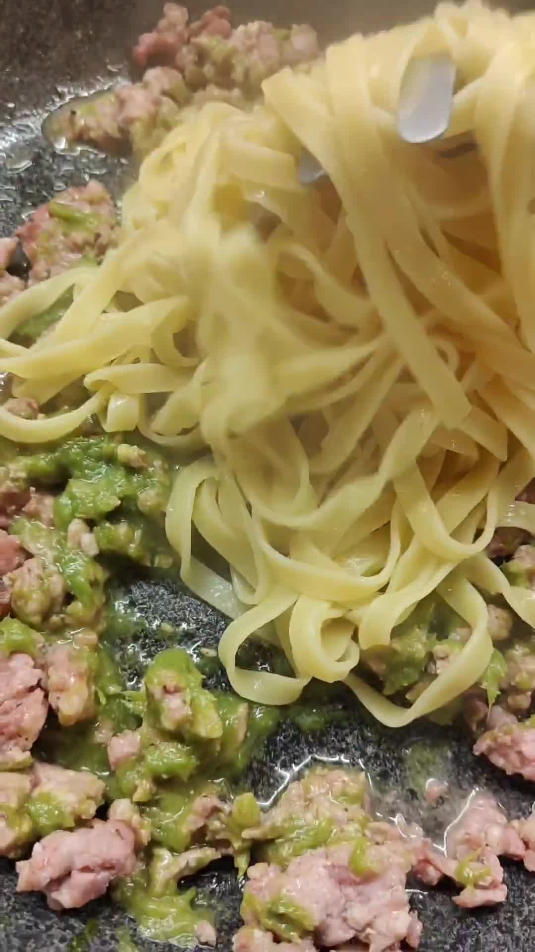 Foto del passaggio 5 della ricetta Fettuccine asparagi salsiccia e crema di pecorino
