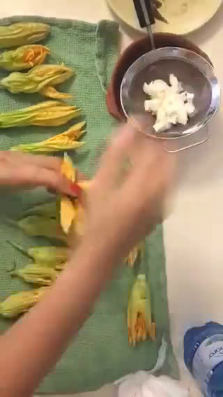 Foto del passaggio 7 della ricetta Fiori di zucca Fritti
