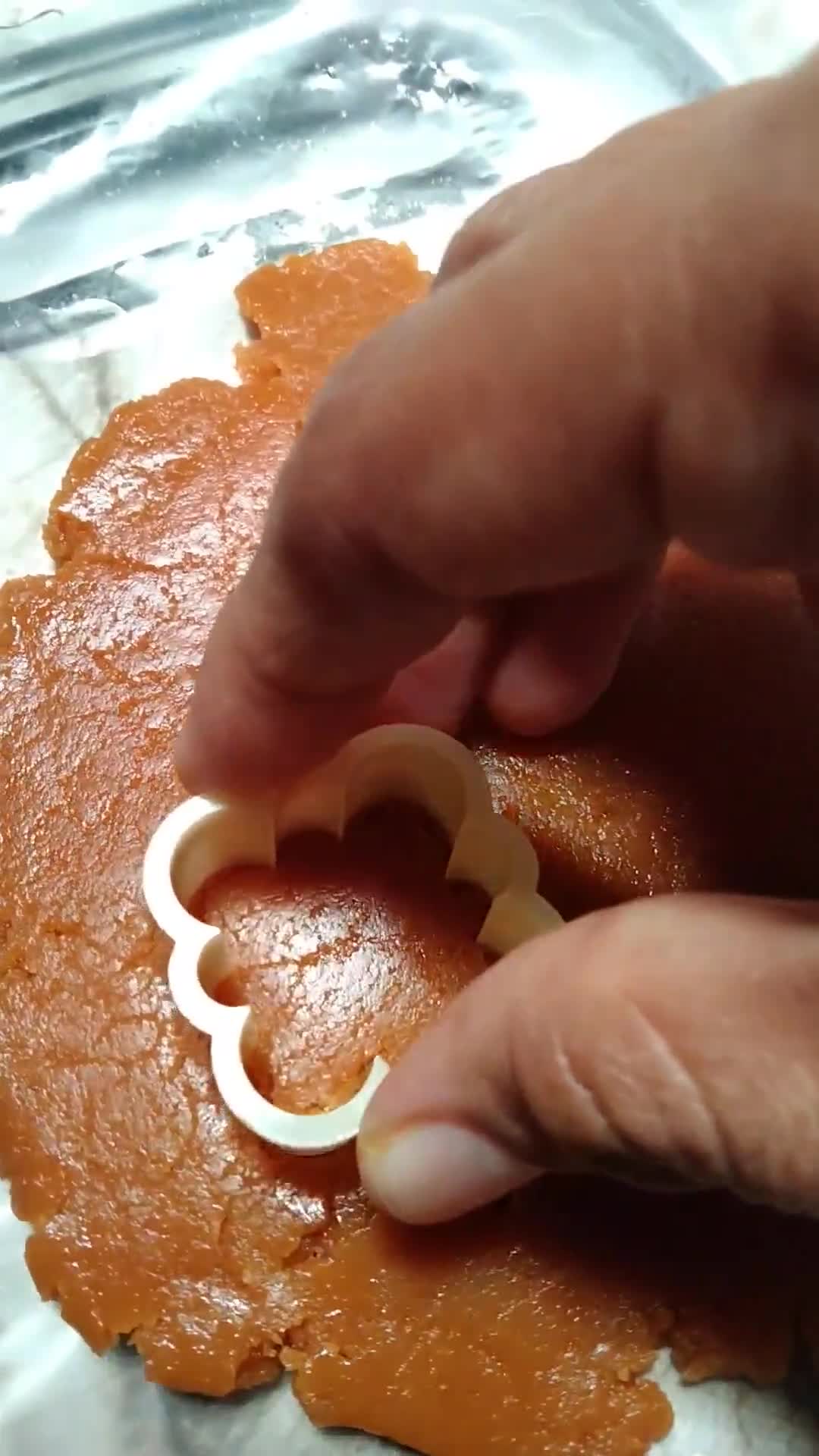 Gambar langkah 2 resipi Biskut peanut butter 3 bahan.
