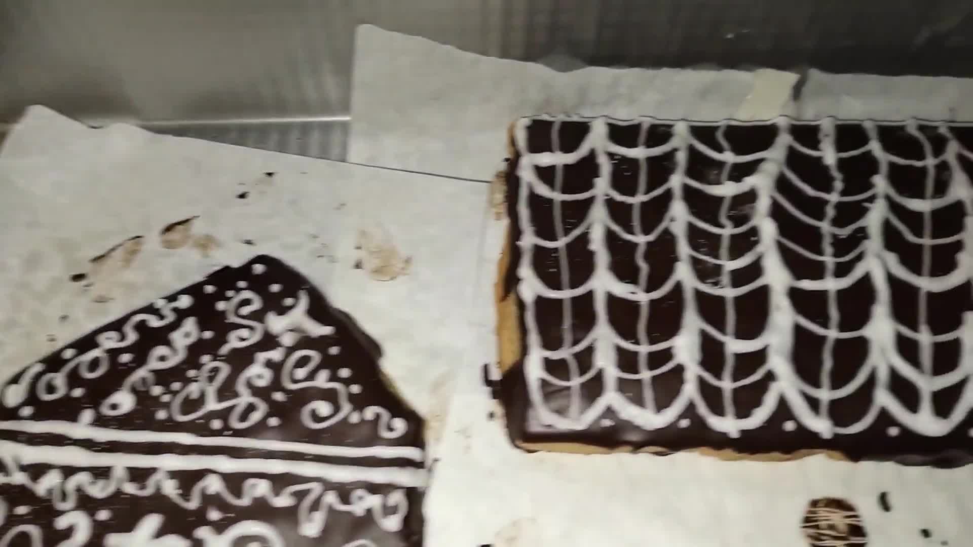 Foto del paso 10 de la receta: Mi casita de jengibre, chocolate y glasé!!🏠🎄🎄🎇