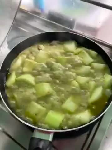 A picture of step 4 of Green Curry Chicken with Winter Melon.
