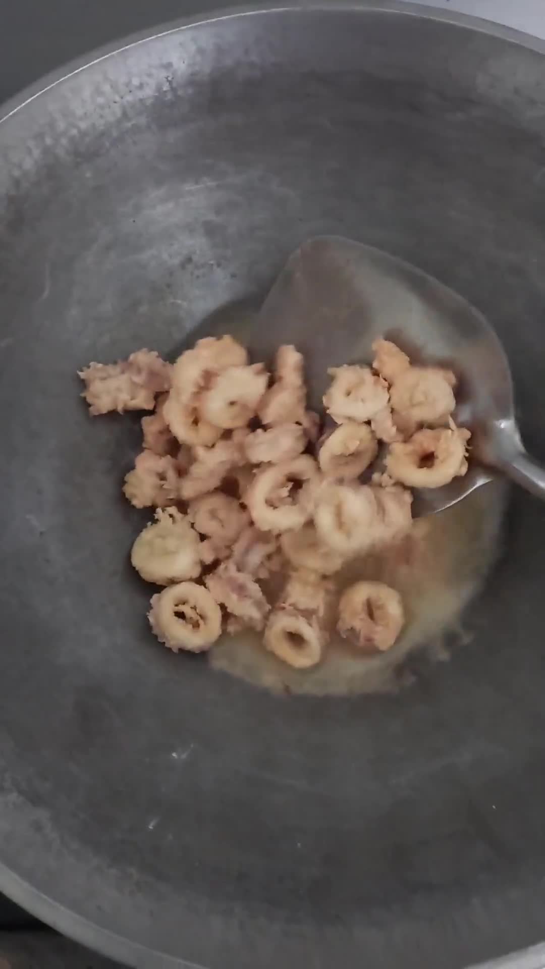 Foto langkah ke 6 dari resep Cumi goreng Tepung Crispy tanpa Telur.