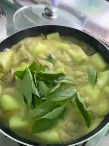 A picture of step 5 of Green Curry Chicken with Winter Melon.