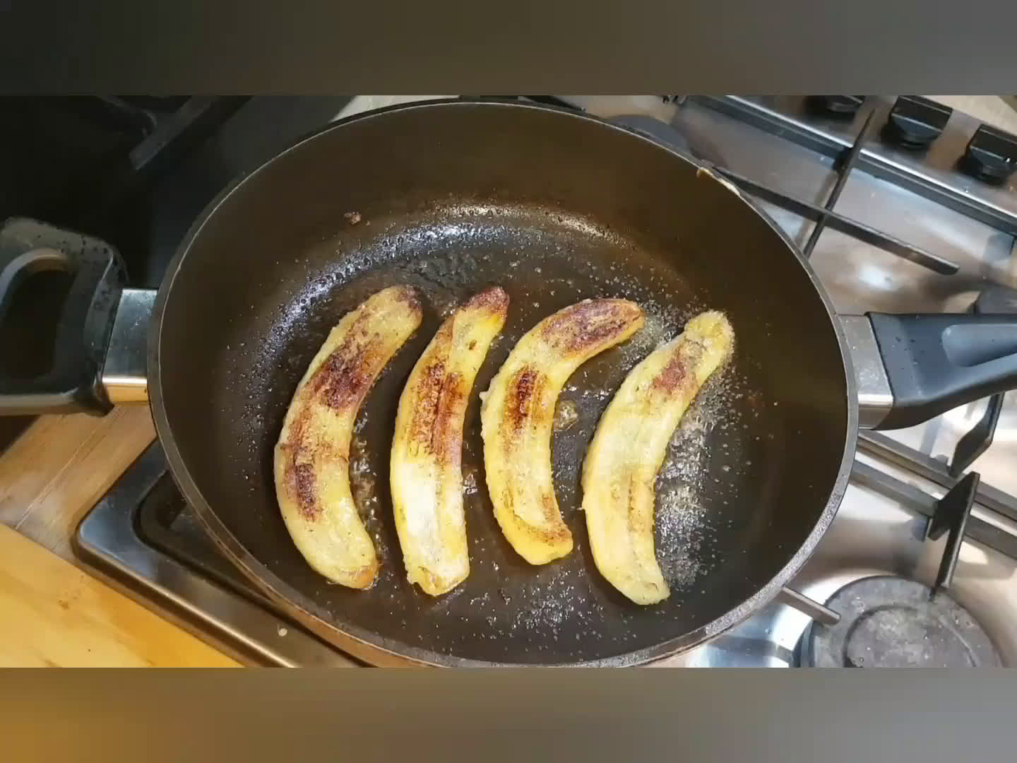 Une image de l'étape 4 de DESSERT MINUTE : BANANES FLAMBEES caramélisées AU RHUM.