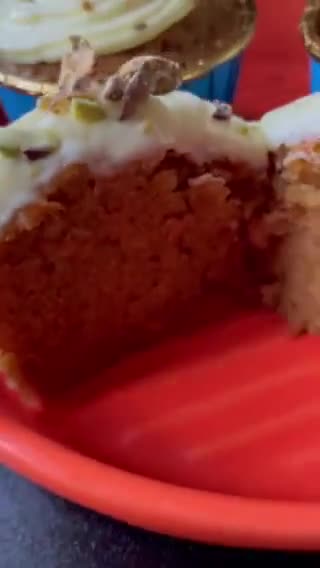 Gambar langkah 11 resipi Carrot cupcakes with cream cheese icing.