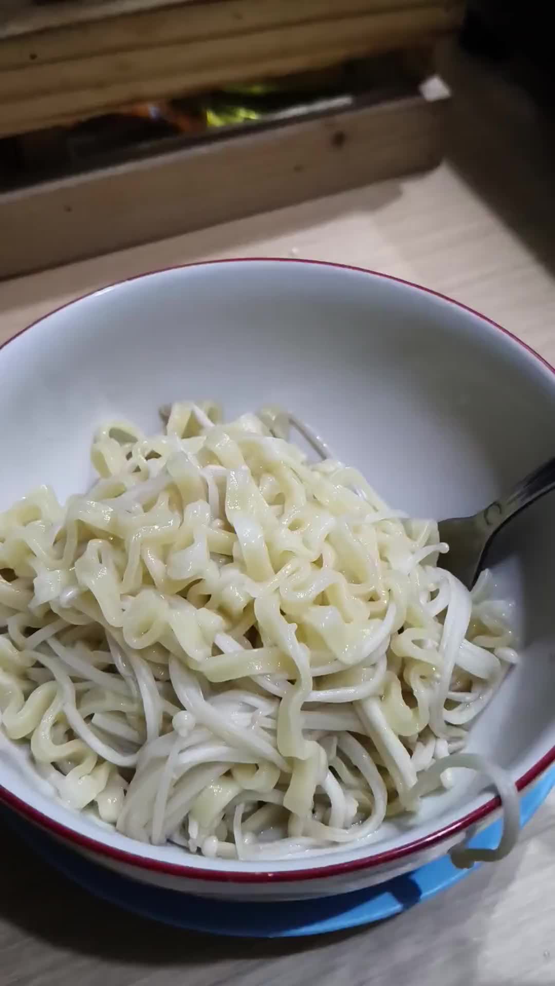 Foto langkah ke 6 dari resep Indomie Hype abis Jamur Enoki.