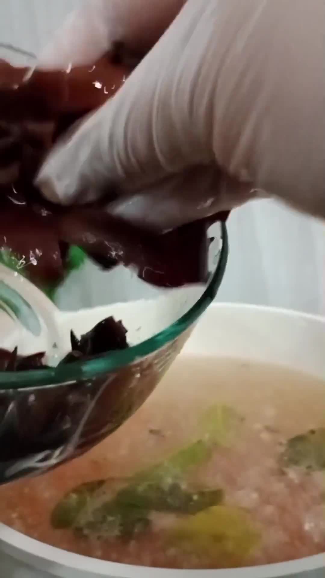 Foto langkah ke 5 dari resep Sup Jamur Kuping.