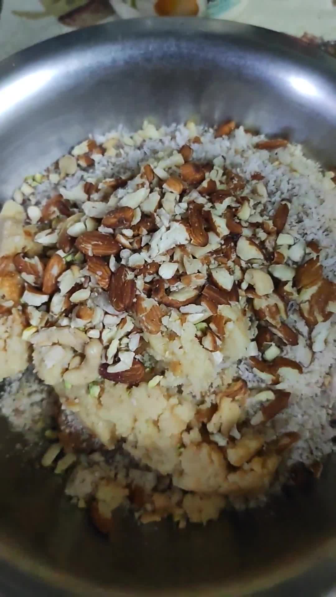 गोंद मक़्का आटा लङ्डू (Gond makka aata laddu recipe in Hindi) रेसिपी चरण 6 फोटो
