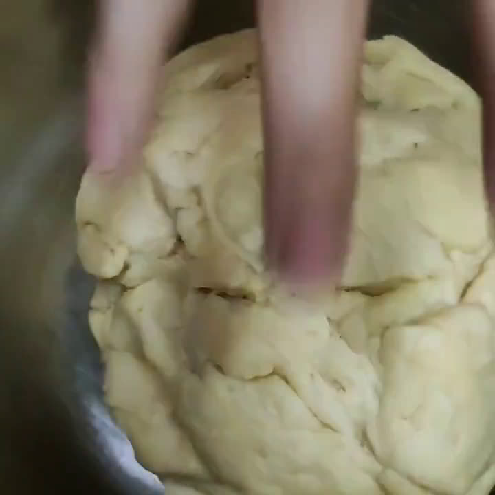Gambar langkah 6 resipi Karipap Kentang & Daging.