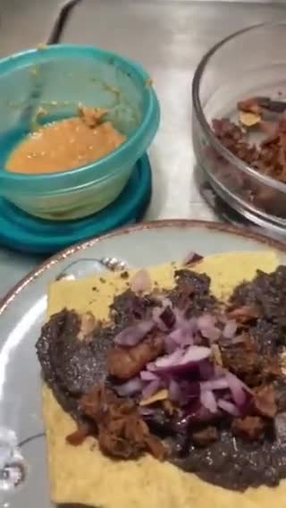 Foto del paso 3 de la receta: Tostadas con frijoles negros fritos en manteca de Puerco 🐷