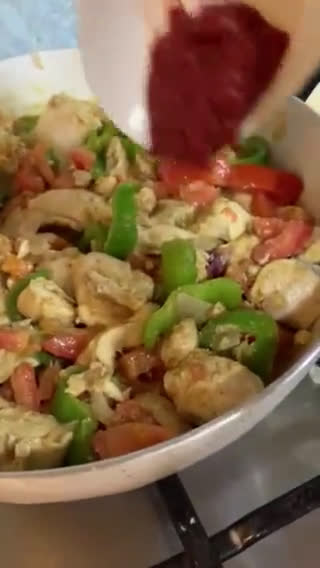 صورة لخطوة 4 من وصفة دجاج بالكريمه الحامضه(الساور كريم)