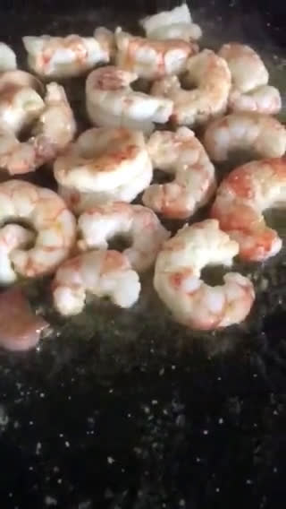 Foto del paso 2 de la receta: Fideuà de chipirones 🦑 y gambas 🍤