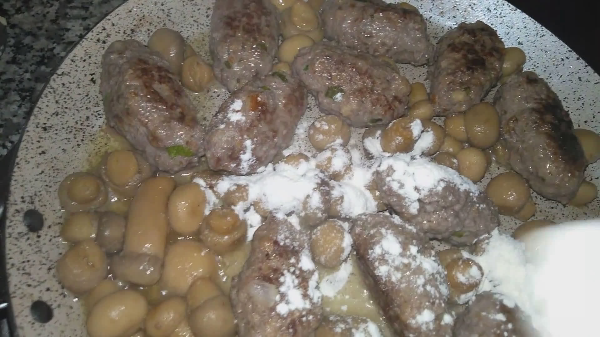صورة لخطوة 4 من وصفة أصباغ اللحم بصلصة الفطر