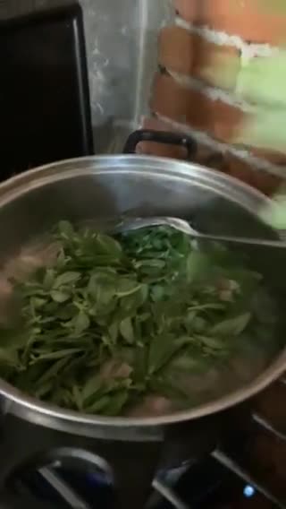 Foto del paso 4 de la receta: Verdolagas con Carne de Cerdo en Salsa Verde
