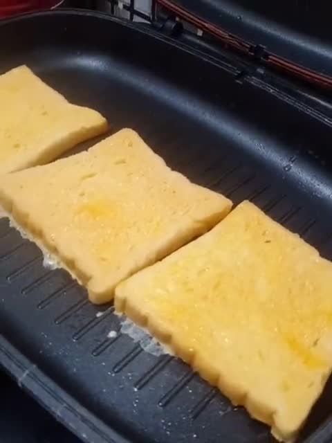 Gambar langkah 2 resipi Roti Telur Bakar Cheese.