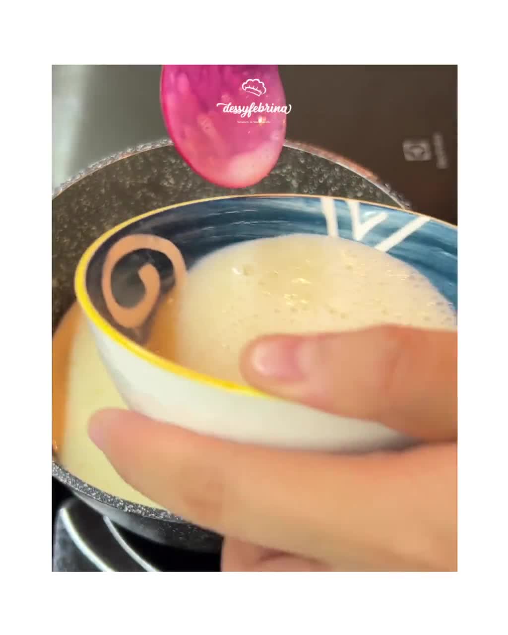 Foto langkah ke 3 dari resep Chamomile Honey Panna Cotta.