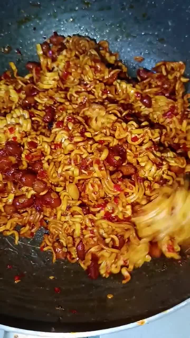 Foto langkah ke 3 dari resep Mie goreng kering kacang pedas.