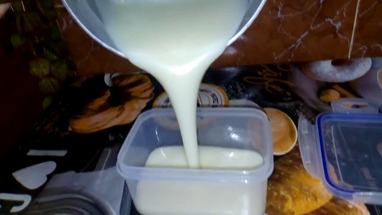صورة لخطوة 2 من وصفة تحلية الطبقات كيوي 🥝فراولة 🍓