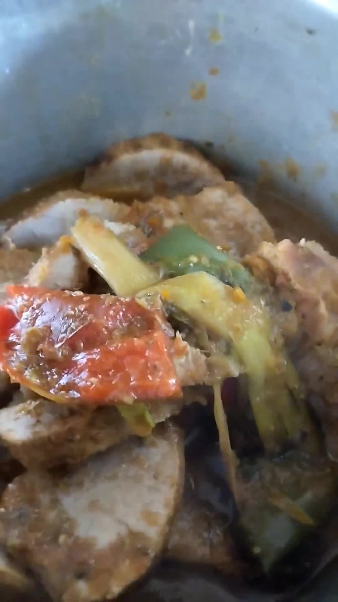 Foto del paso 4 de la receta: Lomo en salsa, arroz de cebolla, ensalada fría
