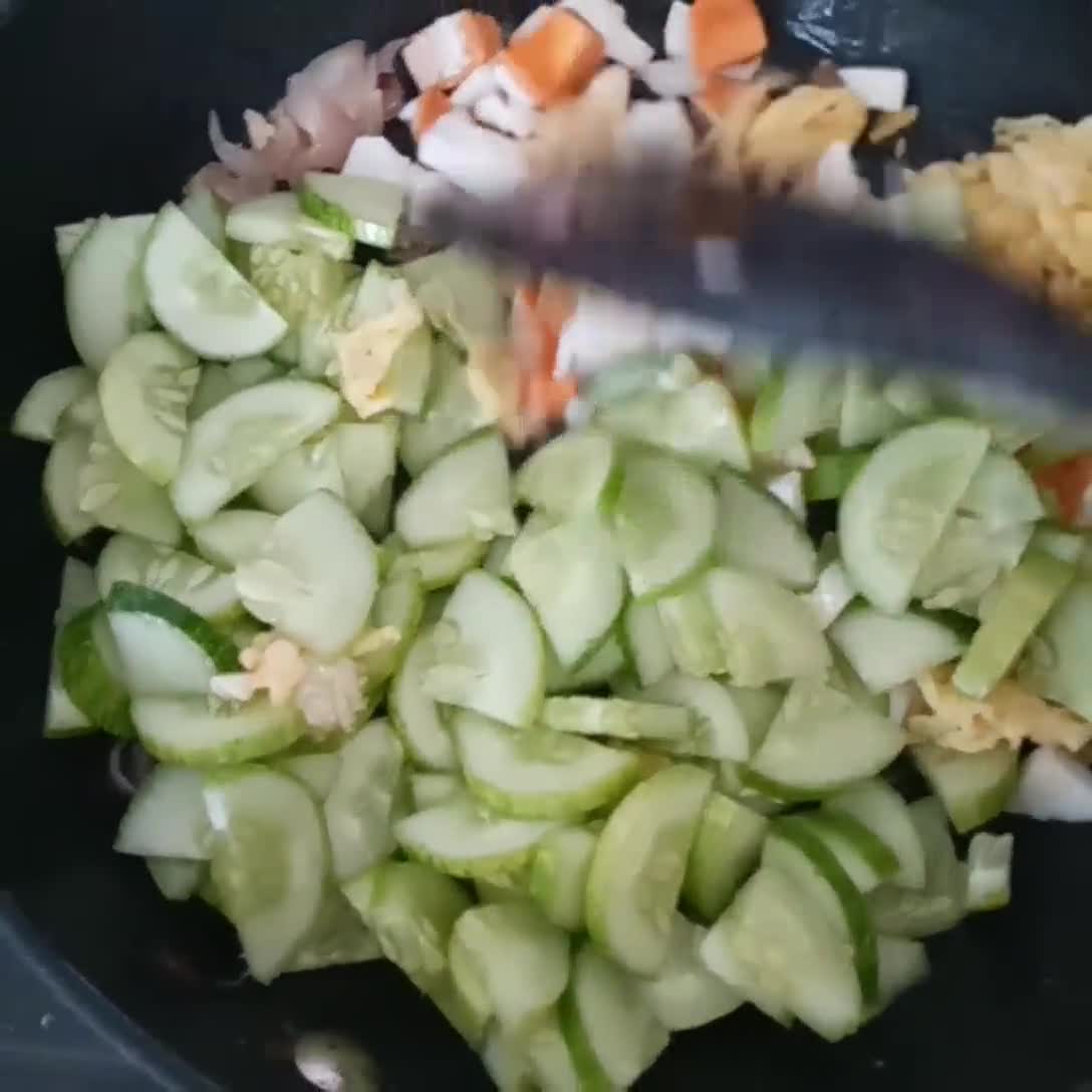 Foto langkah ke 2 dari resep Orak Arik Timun Telur Asin.