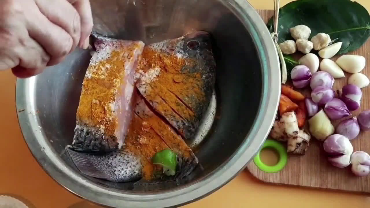 Foto langkah ke 1 dari resep Ikan gurame bumbu kuning.