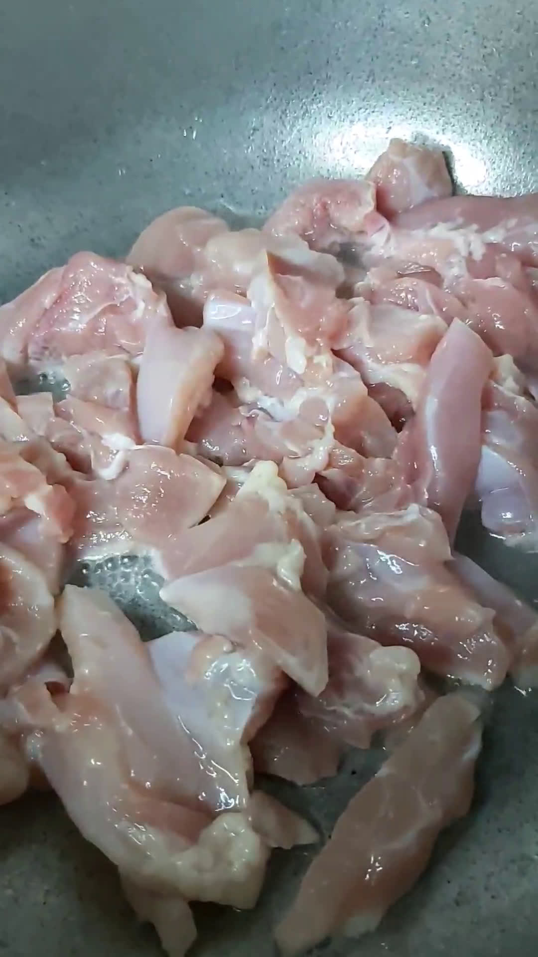Foto del paso 1 de la receta: Salteado de pollo! Receta rápida #recetasconpollo #Cookpad