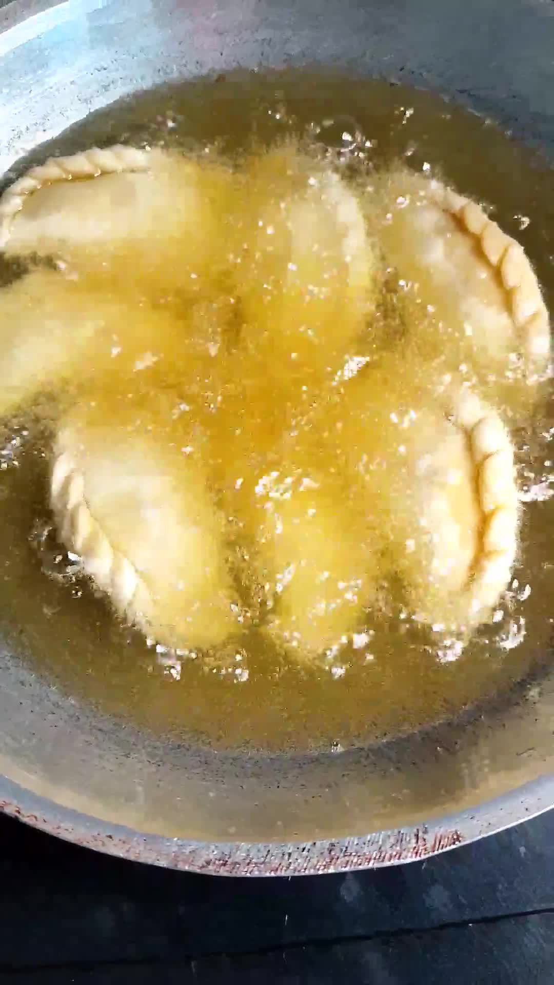 Foto langkah ke 9 dari resep Pastel Isi Ayam Kari.