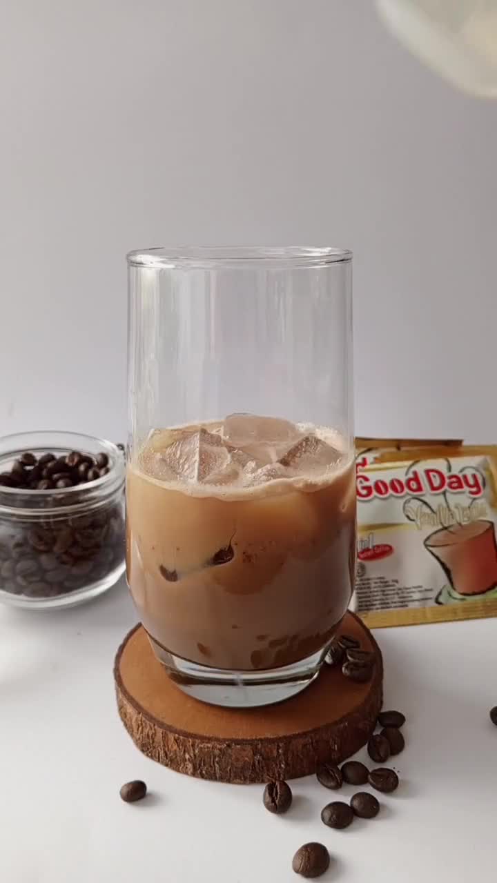Foto langkah ke 3 dari resep Iced Vanilla Latte.
