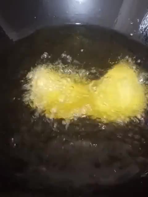 Gambar langkah 8 resipi Karipap Rangup.