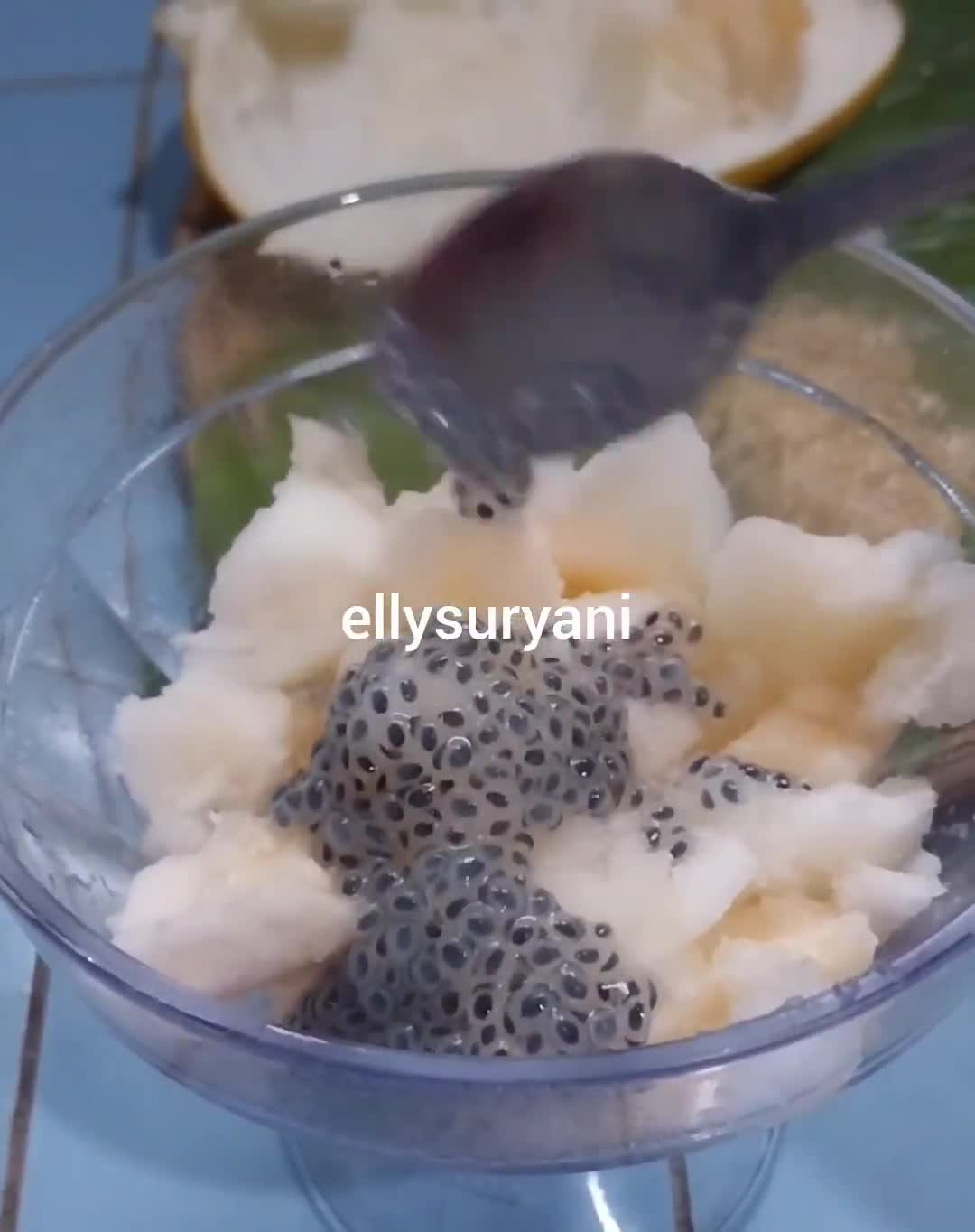 Foto langkah ke 2 dari resep Es Segar Timun Suri plus Selasih.