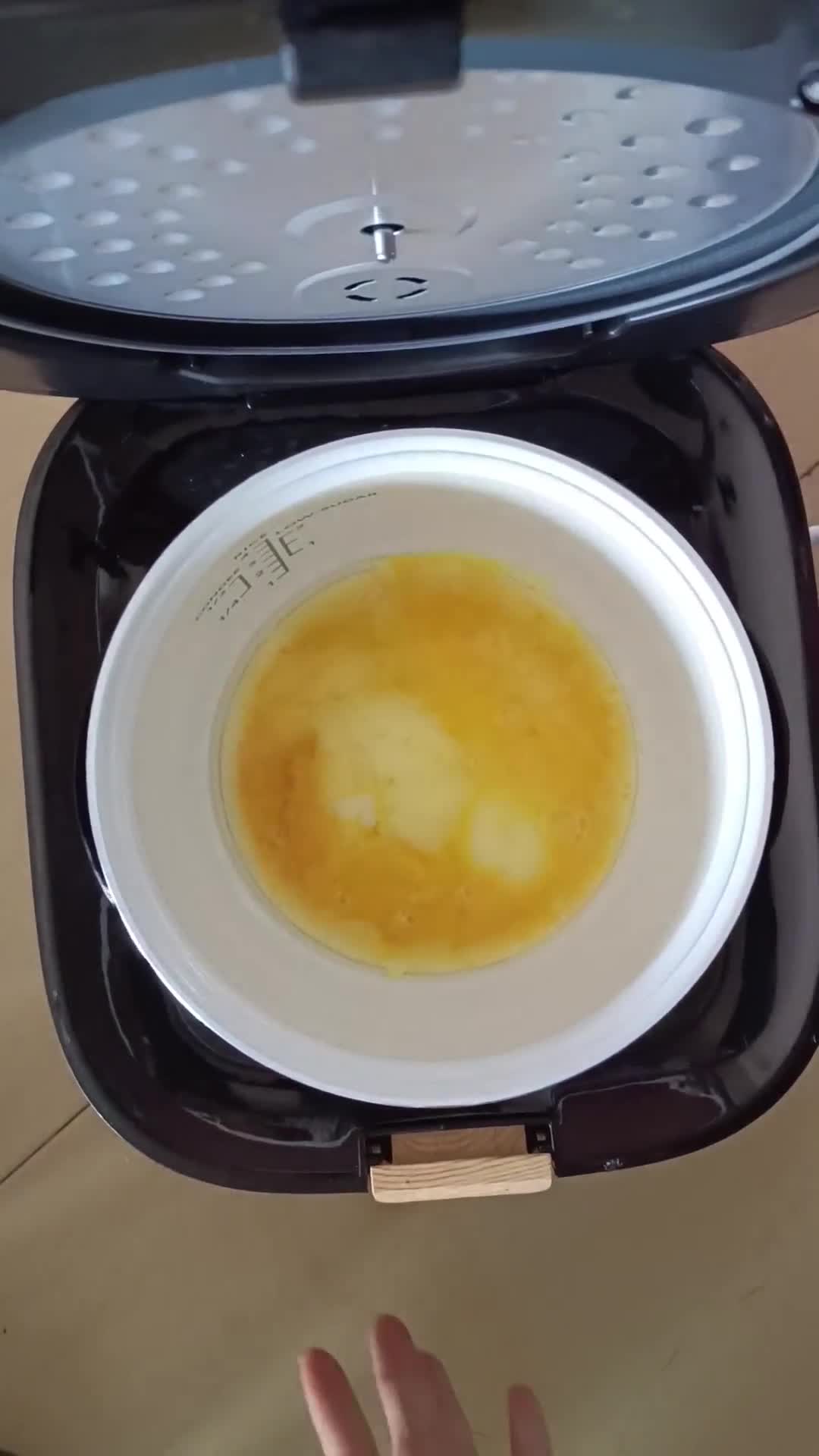 Foto langkah ke 3 dari resep Kwetiau Goreng Rice Cooker.