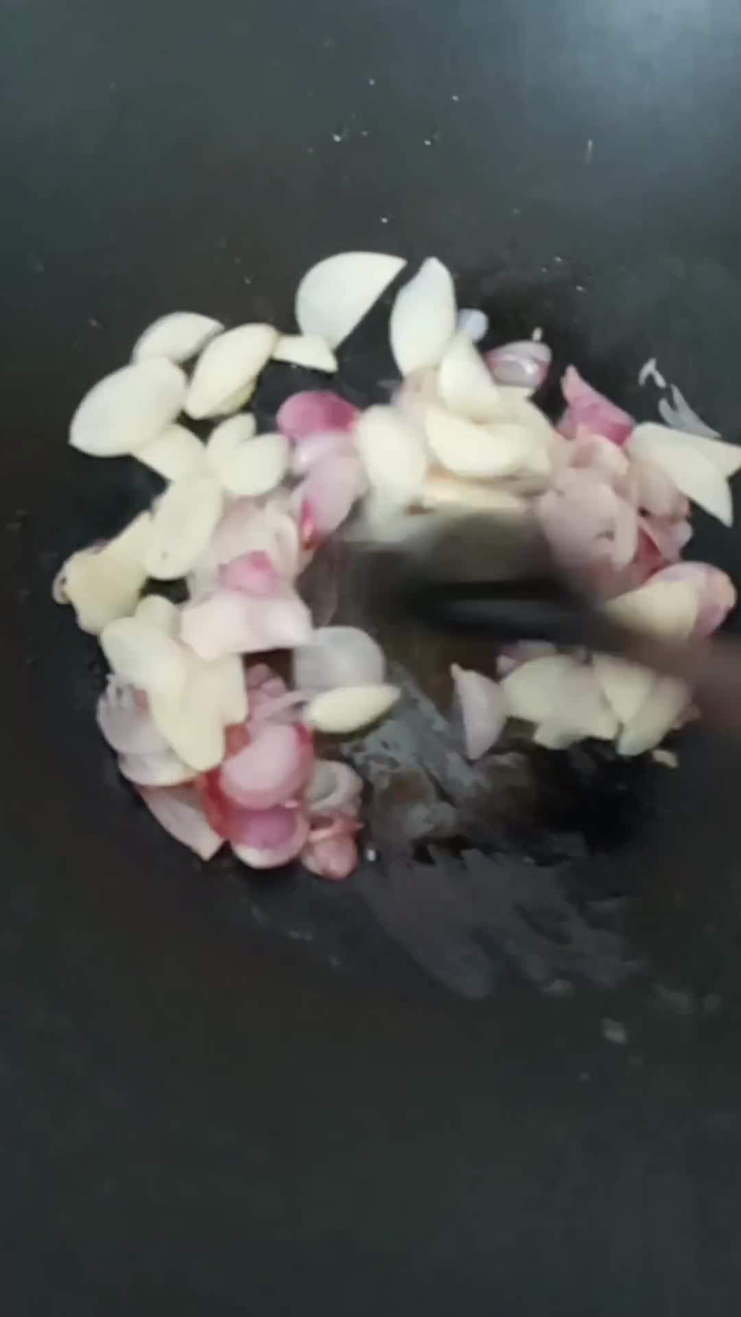 Foto langkah ke 1 dari resep Oseng Kates Daun Melinjo.