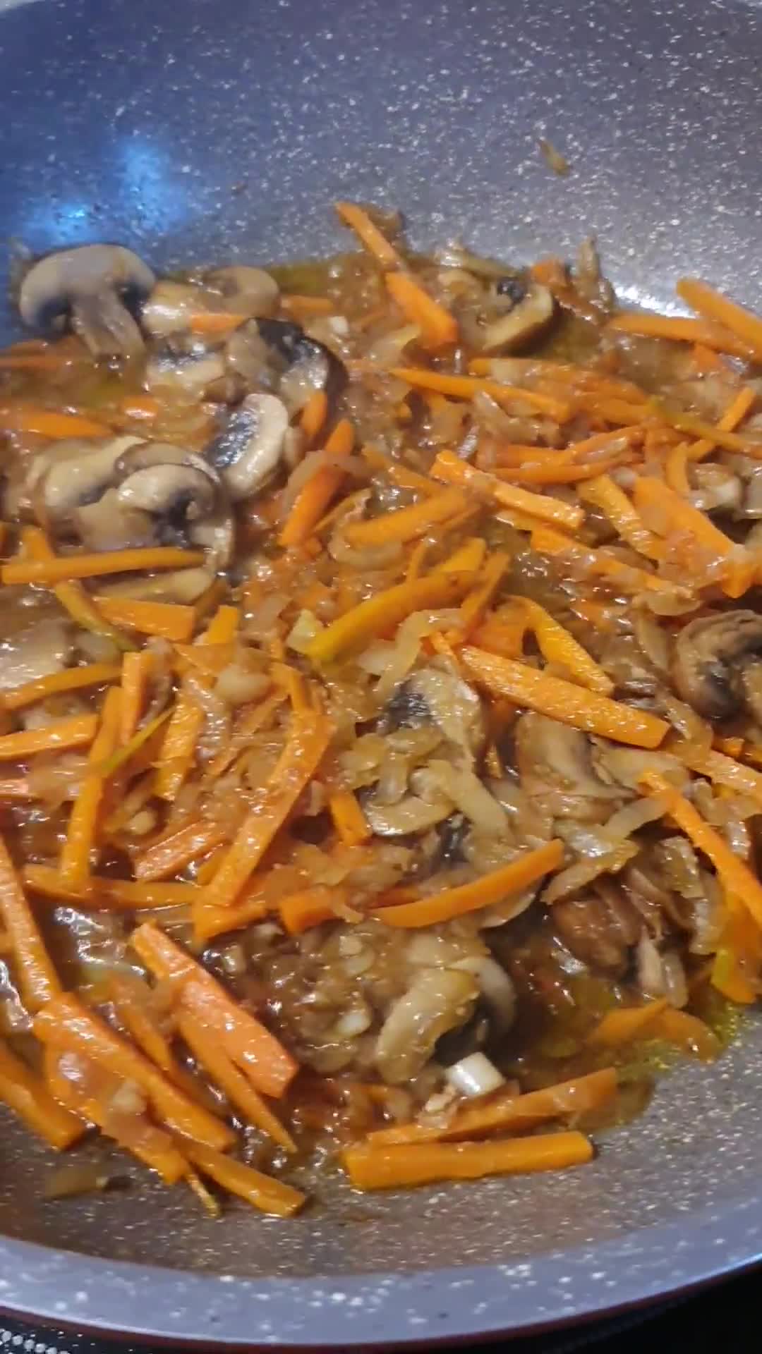 Foto del paso 3 de la receta: Pechuga de pavo en salsa de brandy con portobello y vegetales