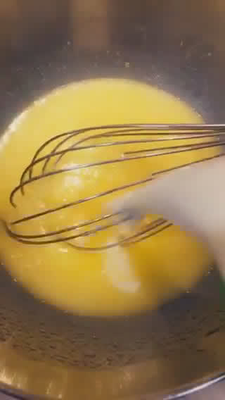 صورة لخطوة 2 من وصفة بسبوسة سهلة ولذيذة 😋🥧