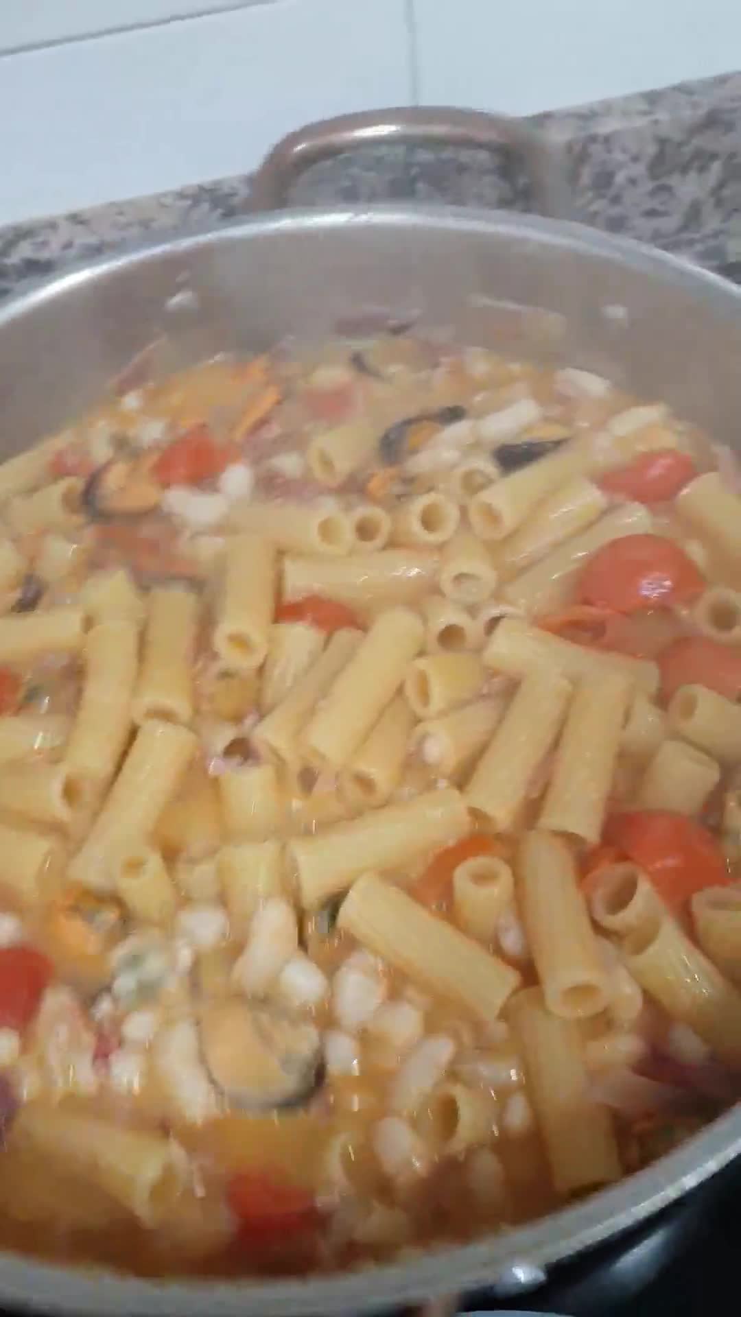 Foto del paso 3 de la receta: Macarrones (tortiglioni) con mejillones 🐚 🍅 🥓🌶 💚