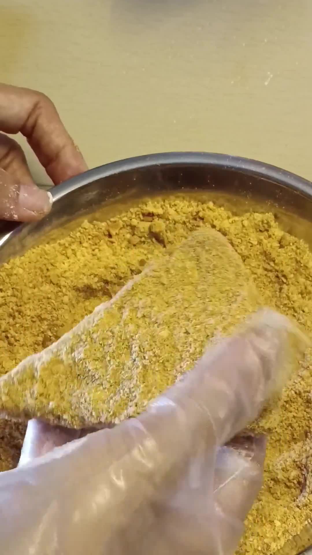 Foto langkah ke 4 dari resep Pizza Nugget Pisang Panggang, Topping Buah.