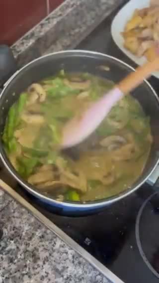 Foto del paso 3 de la receta: Pollo cremoso con espárragos