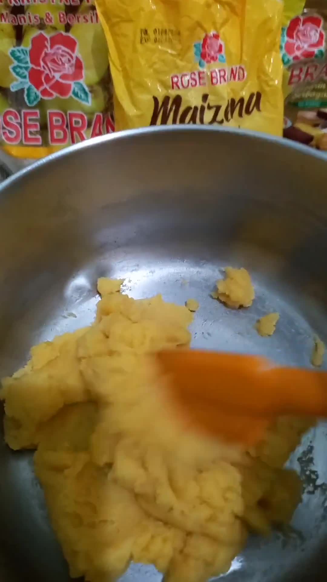 Foto langkah ke 1 dari resep Choux Au Craquelin Diplomat Cream.