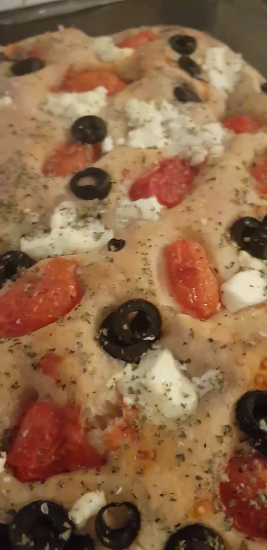 صورة لخطوة 3 من وصفة خبز ايطالي🍅 بالزيتون والطماطم