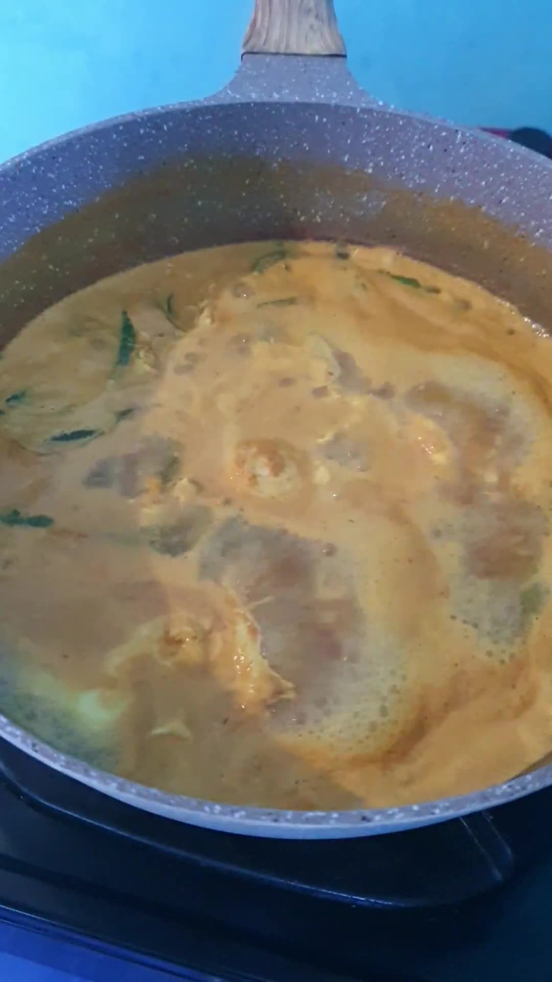 Foto langkah ke 4 dari resep Boh Manok Teupeuleumak (Telor masak lemak).