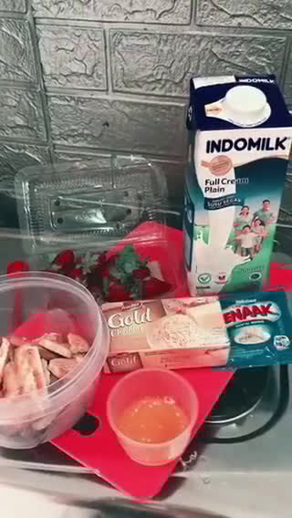 Foto langkah ke 1 dari resep Strawberry Cheese Cake dari Biskuit Sisa.