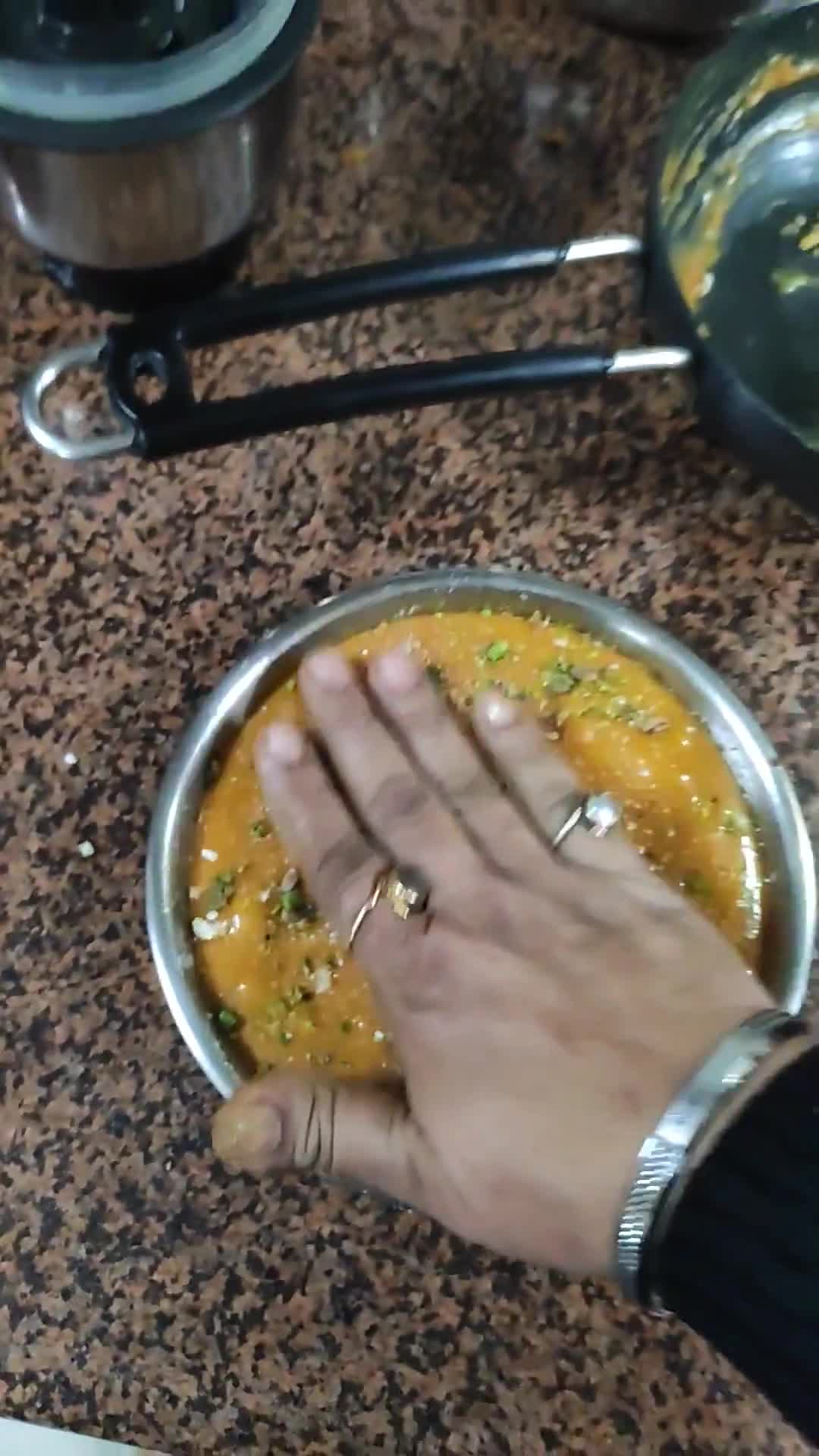केसर मावा बर्फी(kesar mawa barfi recipe in hindi) रेसिपी चरण 3 फोटो