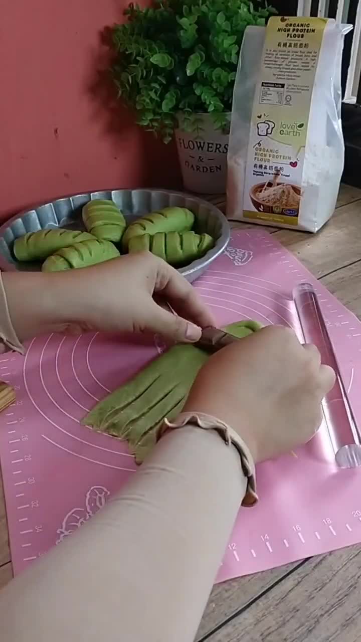 Gambar langkah 2 resipi Roti kukus pandan.