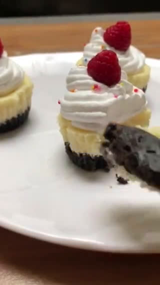 Foto langkah ke 5 dari resep Mini Oreo Cheesecakes 🧀 🧁.