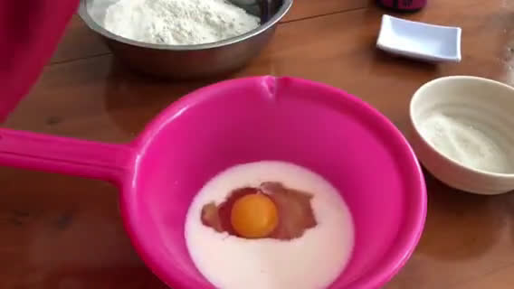 Foto langkah ke 3 dari resep Roti Isi Coklat Tanpa Oven.