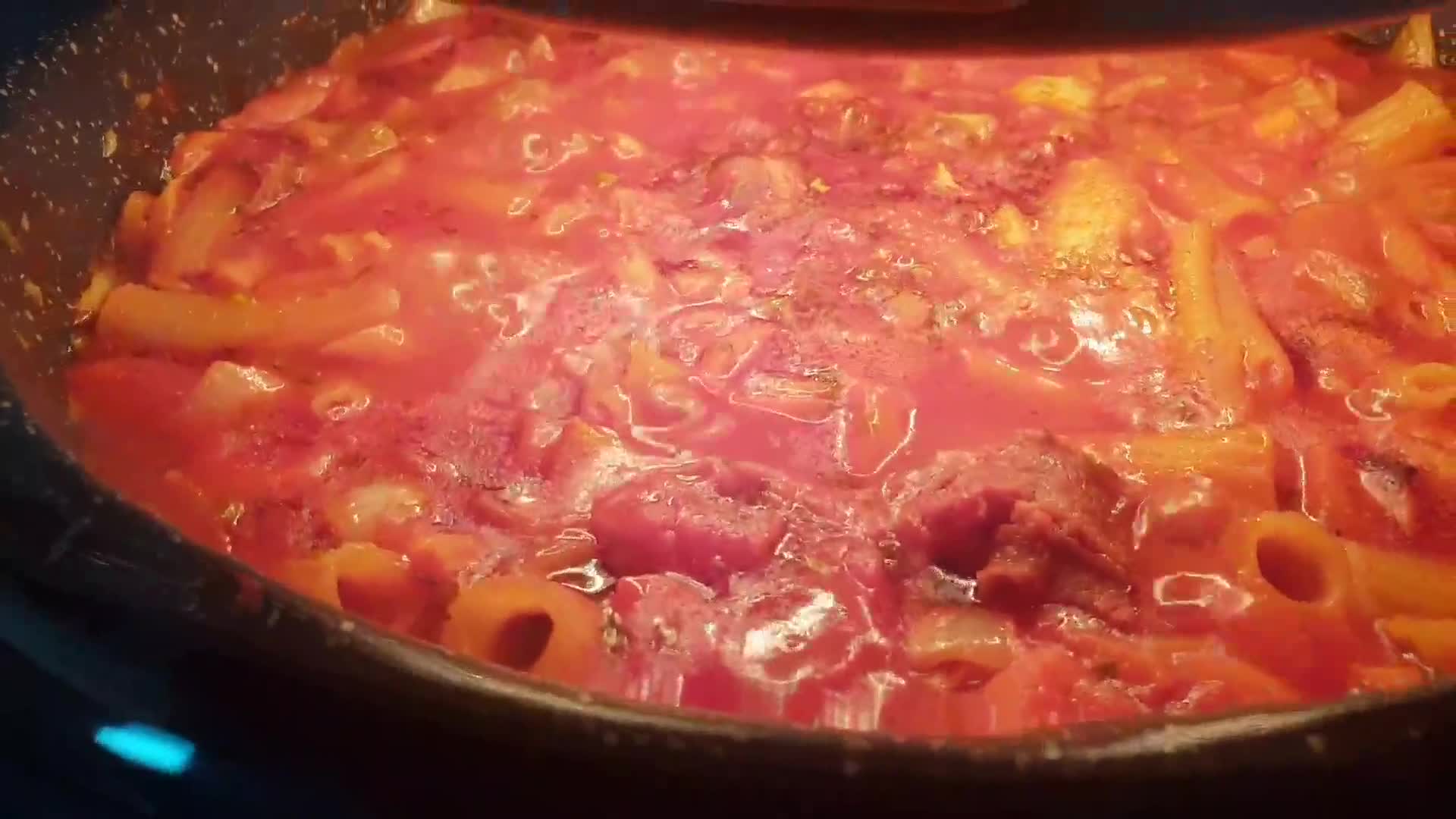 Foto del paso 2 de la receta: Macarrones con tomate y morcilla patatona en cecofry 🍅🥕🥕🍅