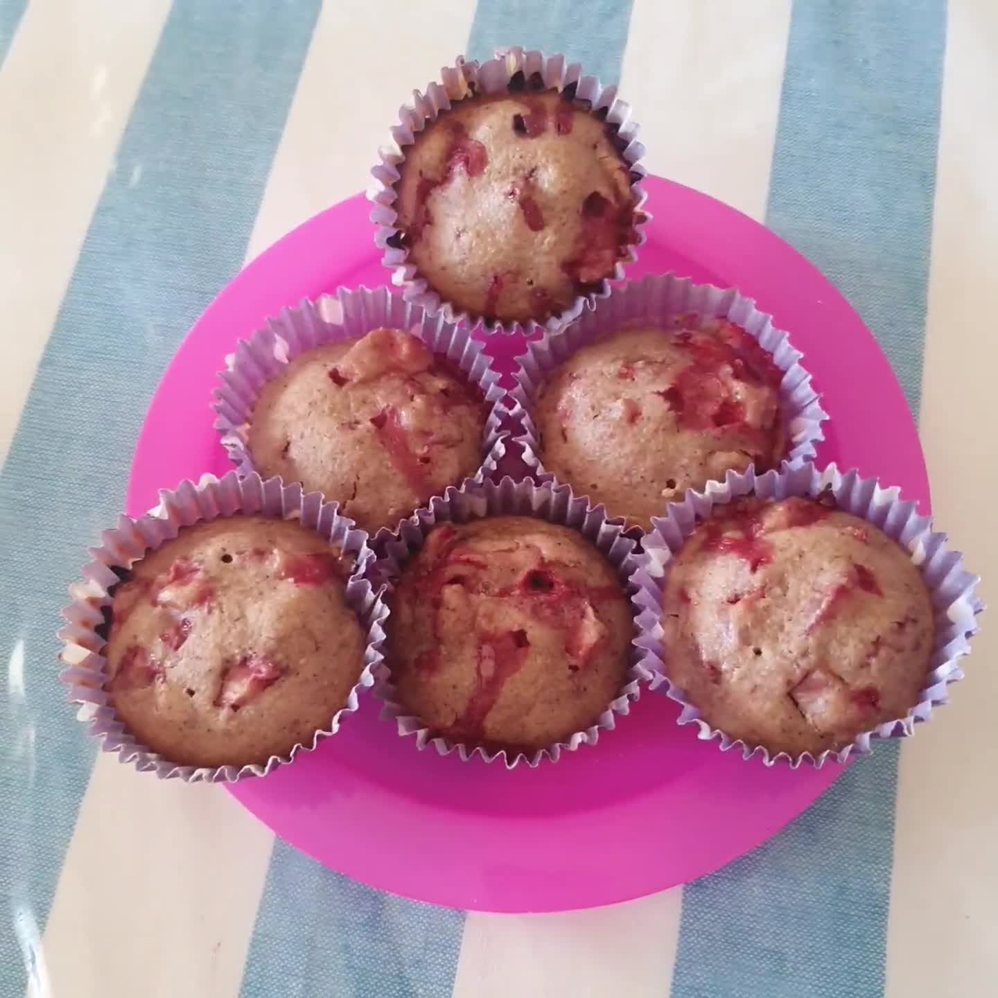 Foto del paso 4 de la receta: 🍓🧁🍓Muffins integrales de frutilla